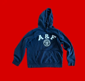 Marinblå hoodie från Abercrombie & Fitch - Blå hoodie från Abercrombie & Fitch, storlek L men passar som en M. Skicka gärna frågor eller funderingar, pris kan ofta diskuteras.
