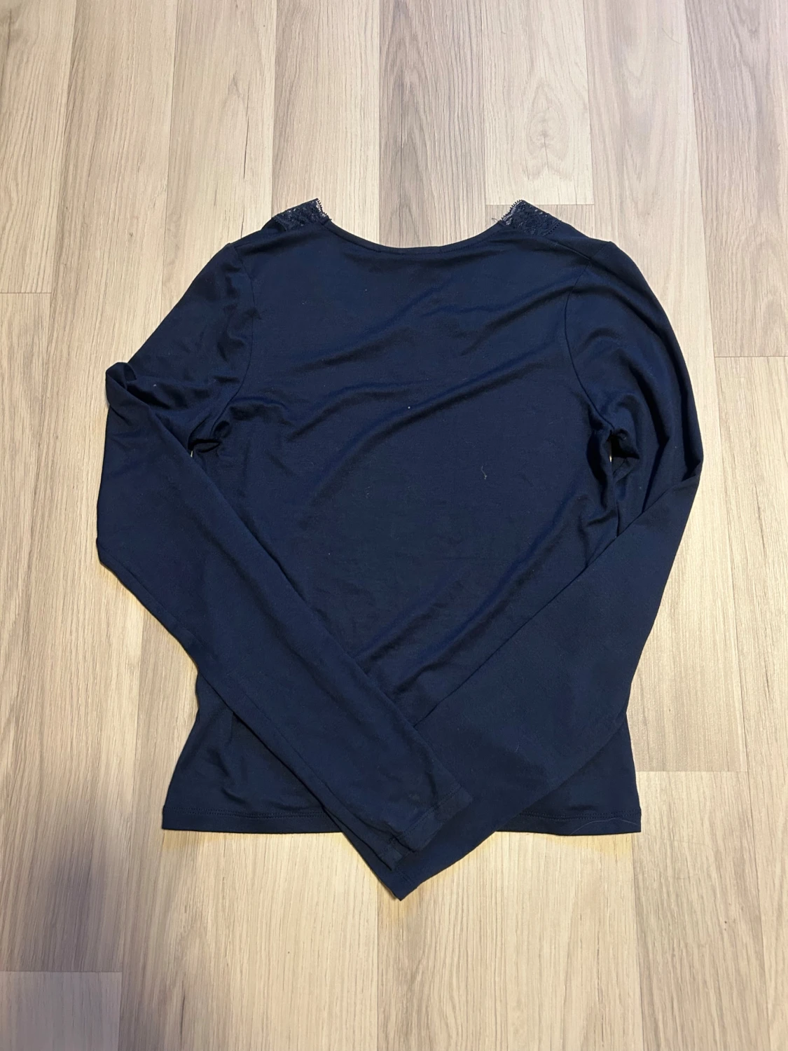 Mörkblå långärmad topp med spets - 1