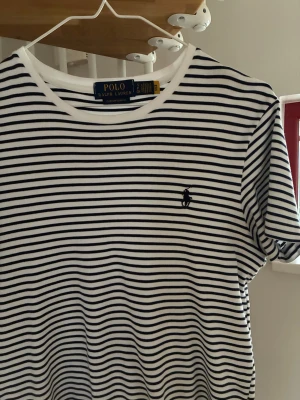 Randig t-shirt från Polo Ralph Lauren - Inte använt så mycket och är i bra skick 