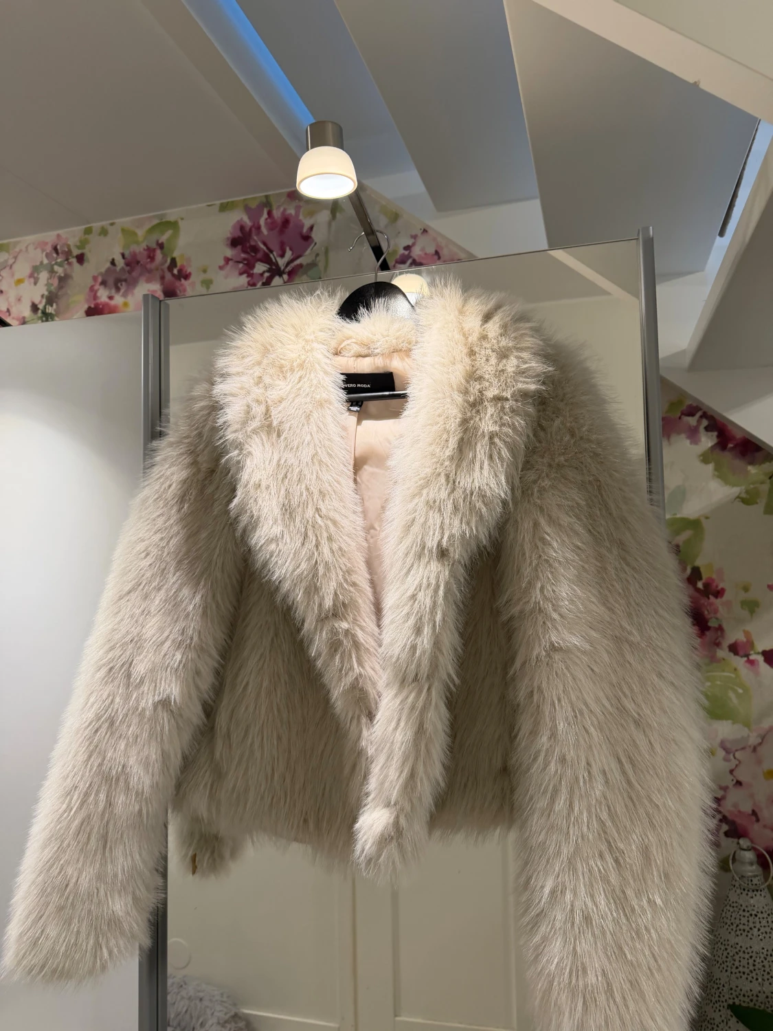 Beige fluffig pälsjacka