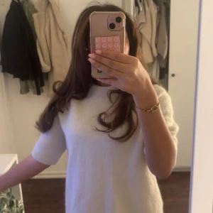 Beige stickad tröja från Gina Tricot - Supermjuk och stilren beige stickad tröja från Gina Tricot. Tröjan har korta ärmar, rund halsringning och ribbade kanter. Perfekt för lager-på-lager och funkar året runt. Enkel att matcha med både jeans och kjol. Nypris: 349