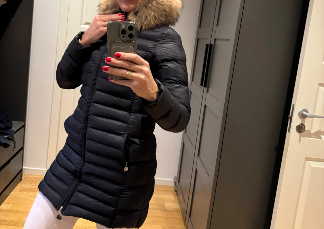 Svart dunjacka med päls på huvan - 1