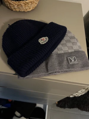 Mössor - Båda 299 styck 150 tveka inte på o höra av dig!