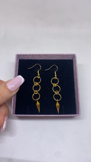 Simple goldie earrings⭐️ - Supersnygga handgjorda örhängen!🤍40kr/st eller 79kr/paret💞Frakt: 18kr (vid köp genom Swish)