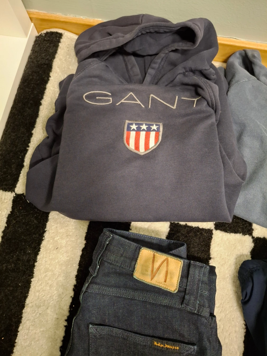 Mörkblå hoodie från GANT