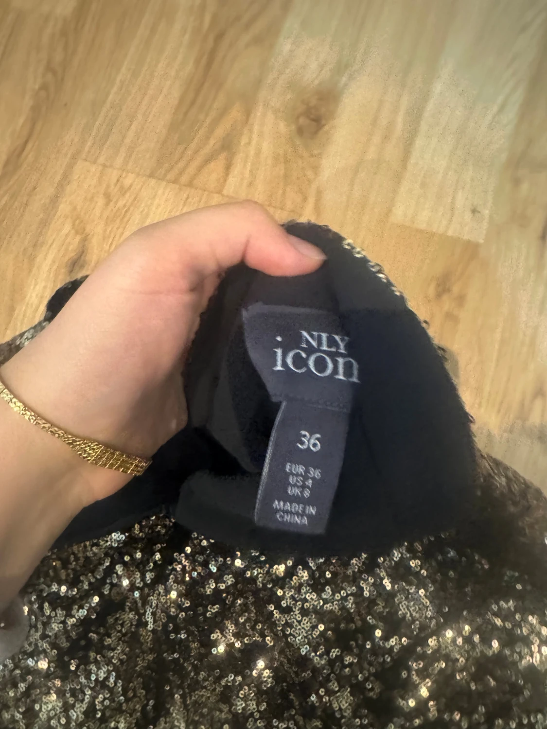 Glittrig svart minikjol från NLY Icon - 2