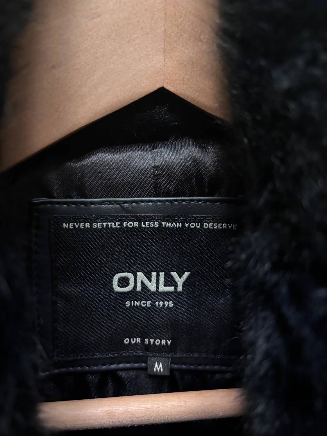 Svart pälsjacka (fuskpäls) från ONLY, strl M - 1