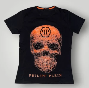 Philipp plein t shirt strl S - Helt ny. Fin replika med grym kvalitet. Storlek: S . Pris: 699kr. Först till kvarn som gäller. Skickas direkt inom 24h
