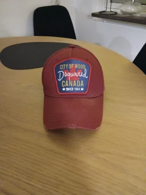 Dsquared2 keps  - Dsquared2 keps, använd men fof i fint skick. 