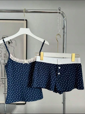 Pyjamas set  - Säljer i båda färgerna, as söta. Helt oanvända, med prislapp! 