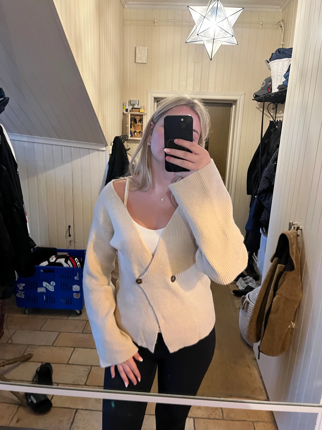 Beige stickad kofta med knappar - 1