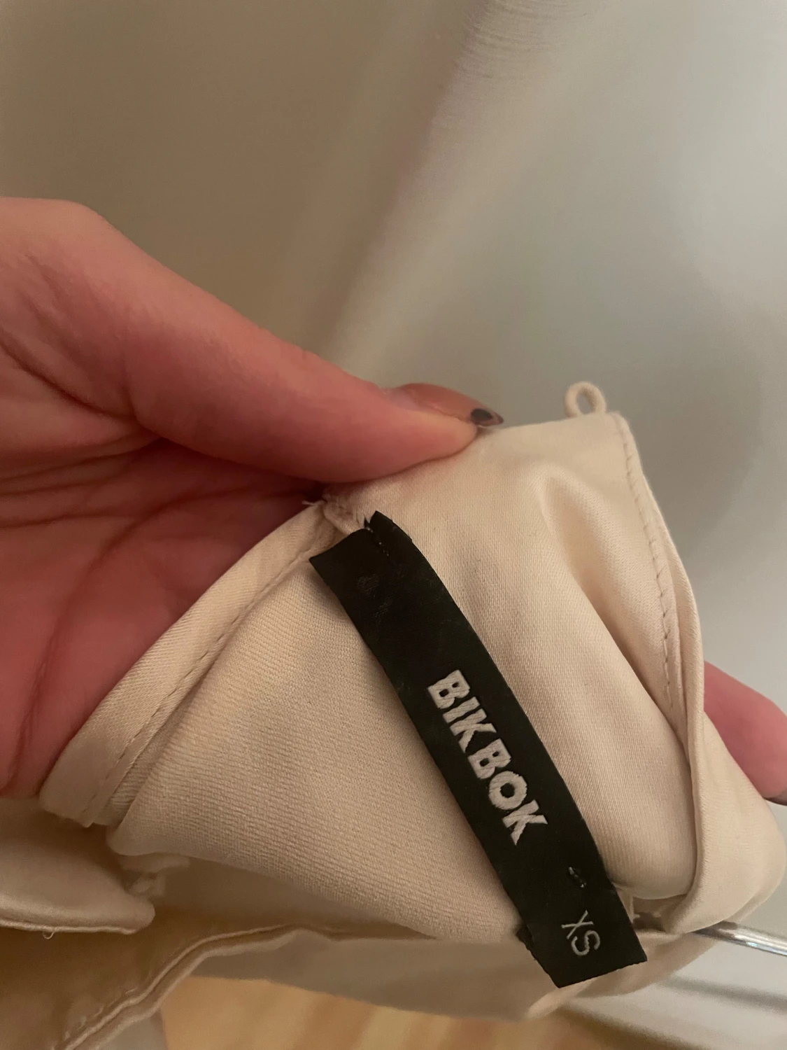 Champagnefärgad satinblus från Bik Bok - 3