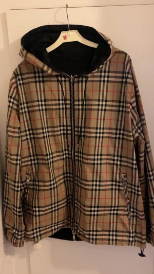 Burberry Windjacket - Säljer nu min Snygga Burberry vindjacka. Felfri och endast använd ett fåtal gånger! Pris kan diskuteras vid snabb affär.  