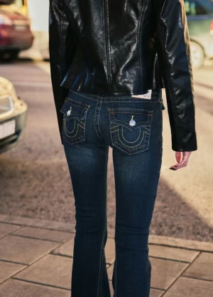 Lågmidjade true religion jeans - Lågmidjade jeans från true religion orginal pris 1300 säljer billigt då jag sparar pengar till julklappar! Skriv vid frågor dom är uppsydda!!