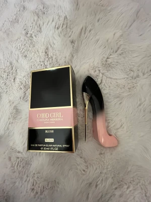 Good Girl Blush Elixir 30ml - Good Girl Blush Elixir Eau de Parfum från Carolina Herrera, 30 ml. Köpt från lyko för 614kr, jag gillade inte doften så tänke försöka sälja den, har sprejat två sprut så den är mer eller mindre helt oanvänd.  (Fick hem paketet idag, vill sälja den så jag kan köpa en annan)