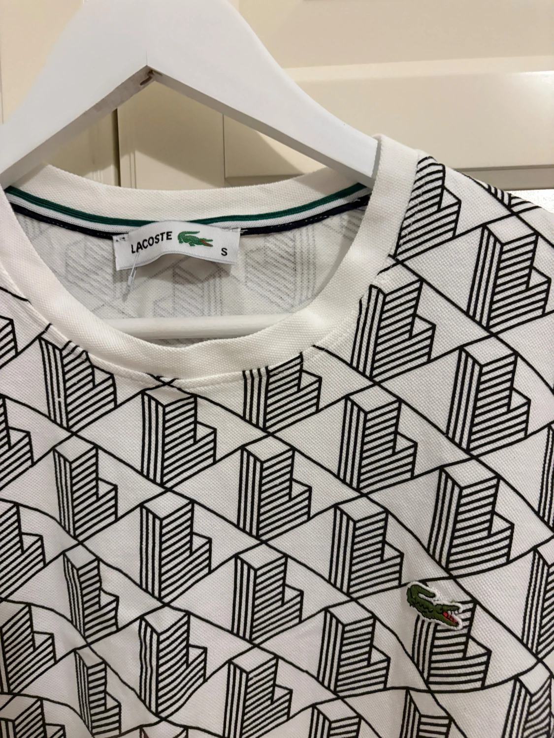 Vit mönstrad t-shirt från Lacoste - 1