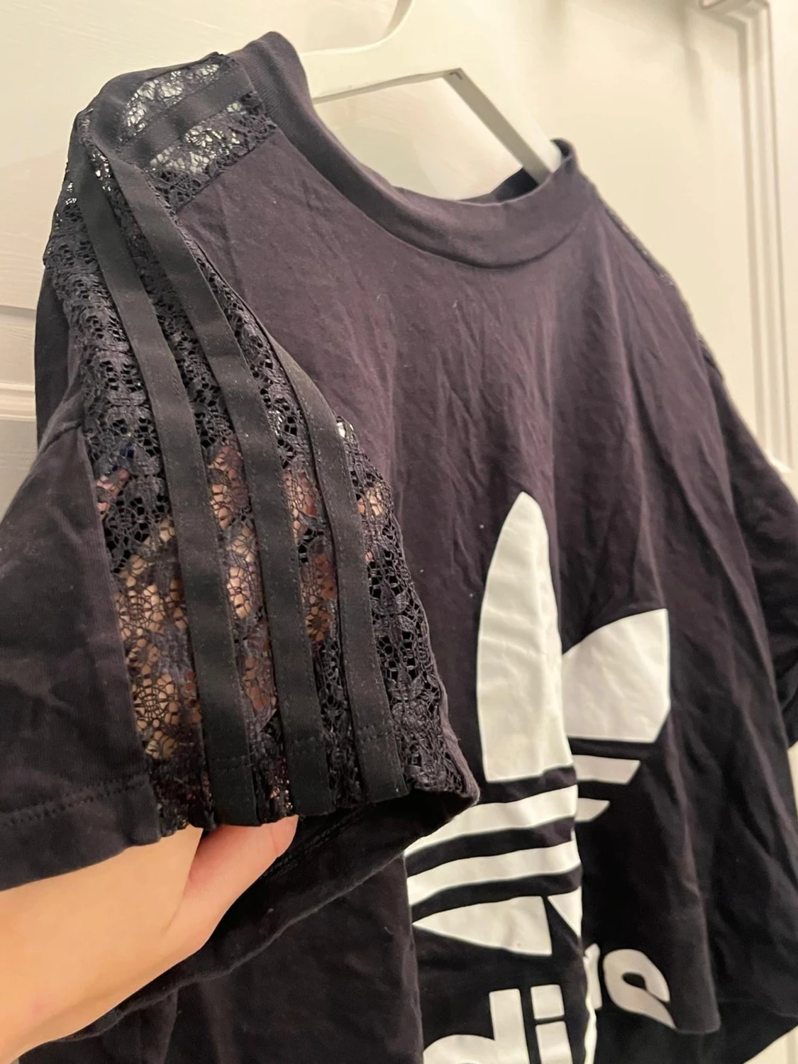 Svart croppad Adidas t-shirt med spets