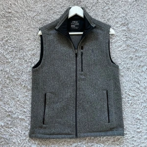 Ralph Lauren Fleeceväst - Säljer min Raffe väst som är perfekt till hösten eller under jackan på vintern! | Mycket fint skick utan defekter! | Storlek S! | Ställ gärna frågor innan du köper!