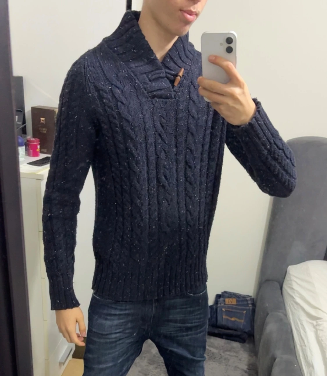 Mörkblå stickad tröja med krage