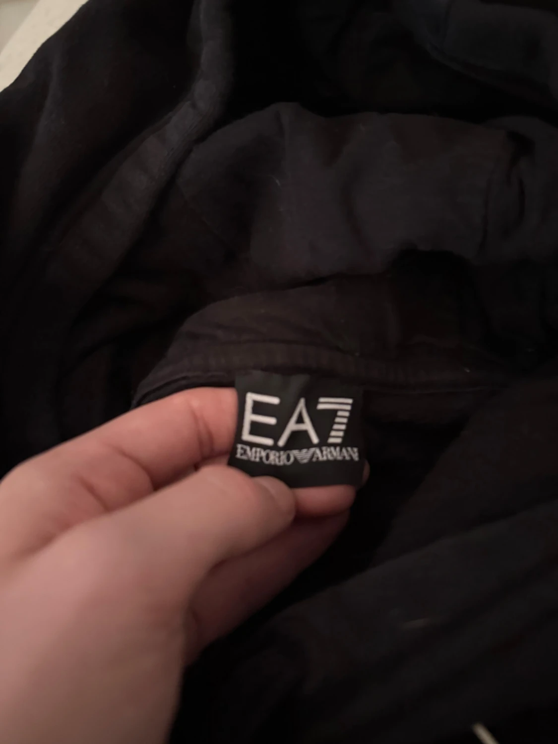 Svart EA7 hoodie med tryck