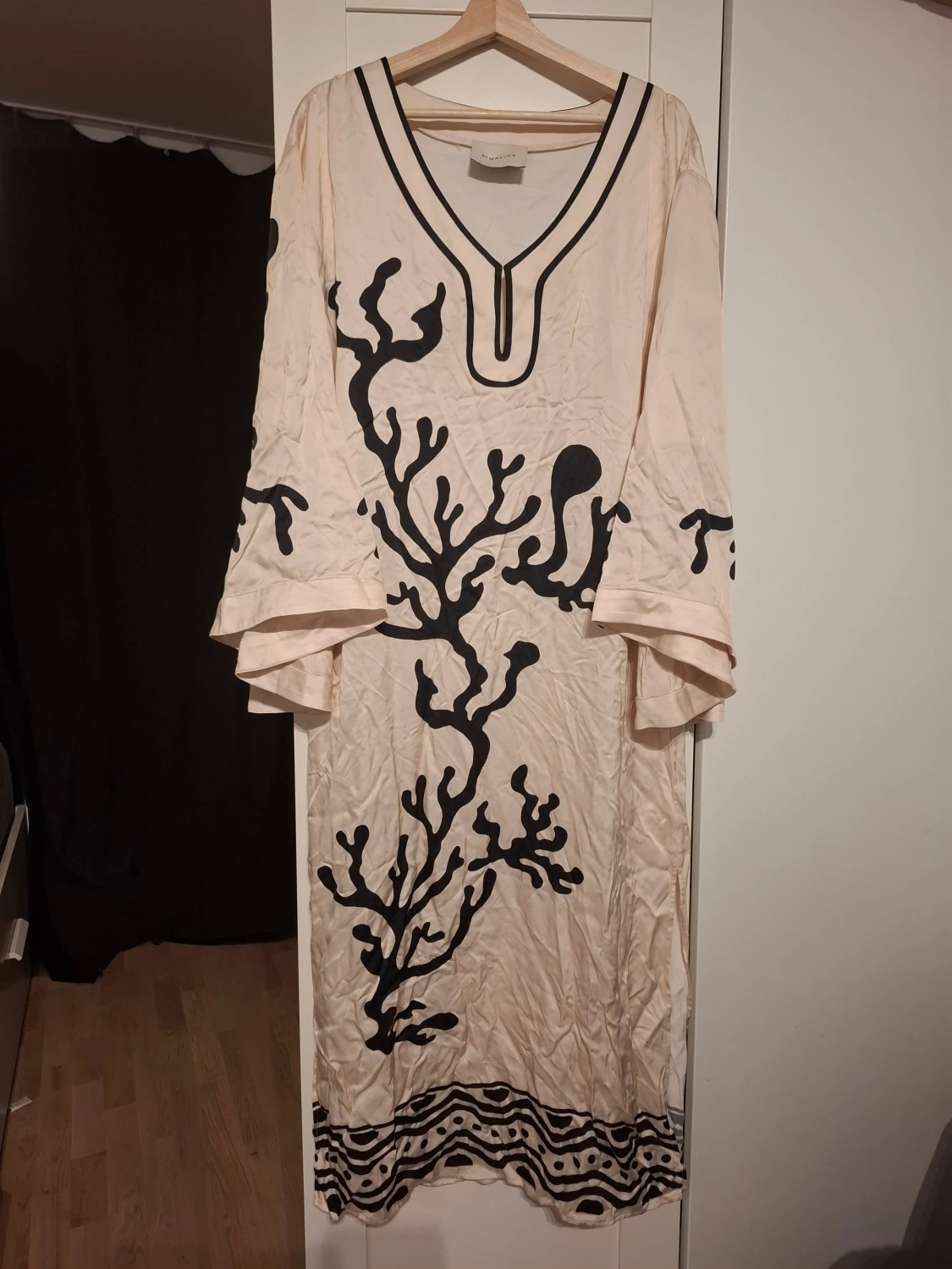 Långklänning från By Malina med svart mönster