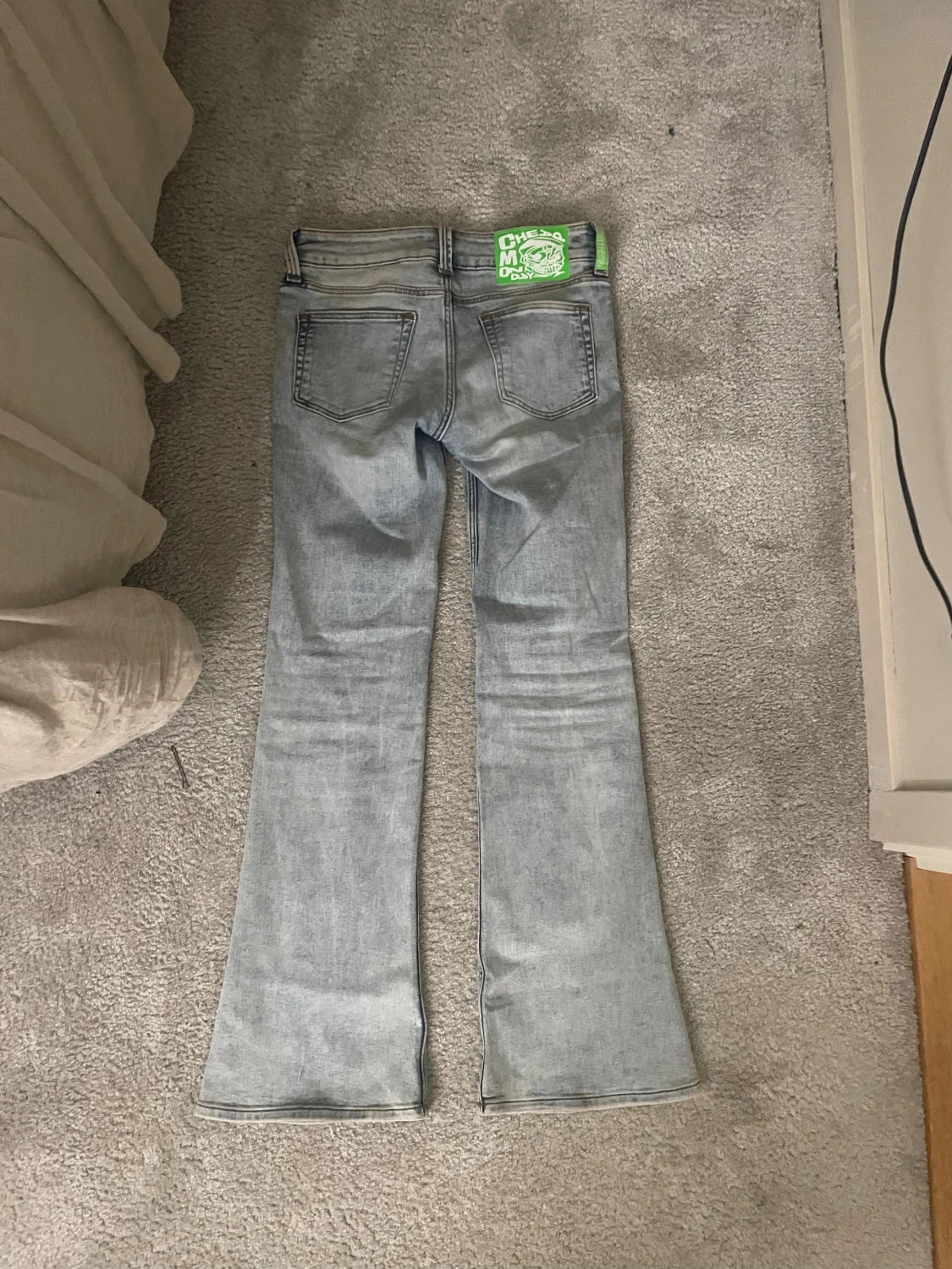 Bootcut ljusblå jeans med grönt märke - 1