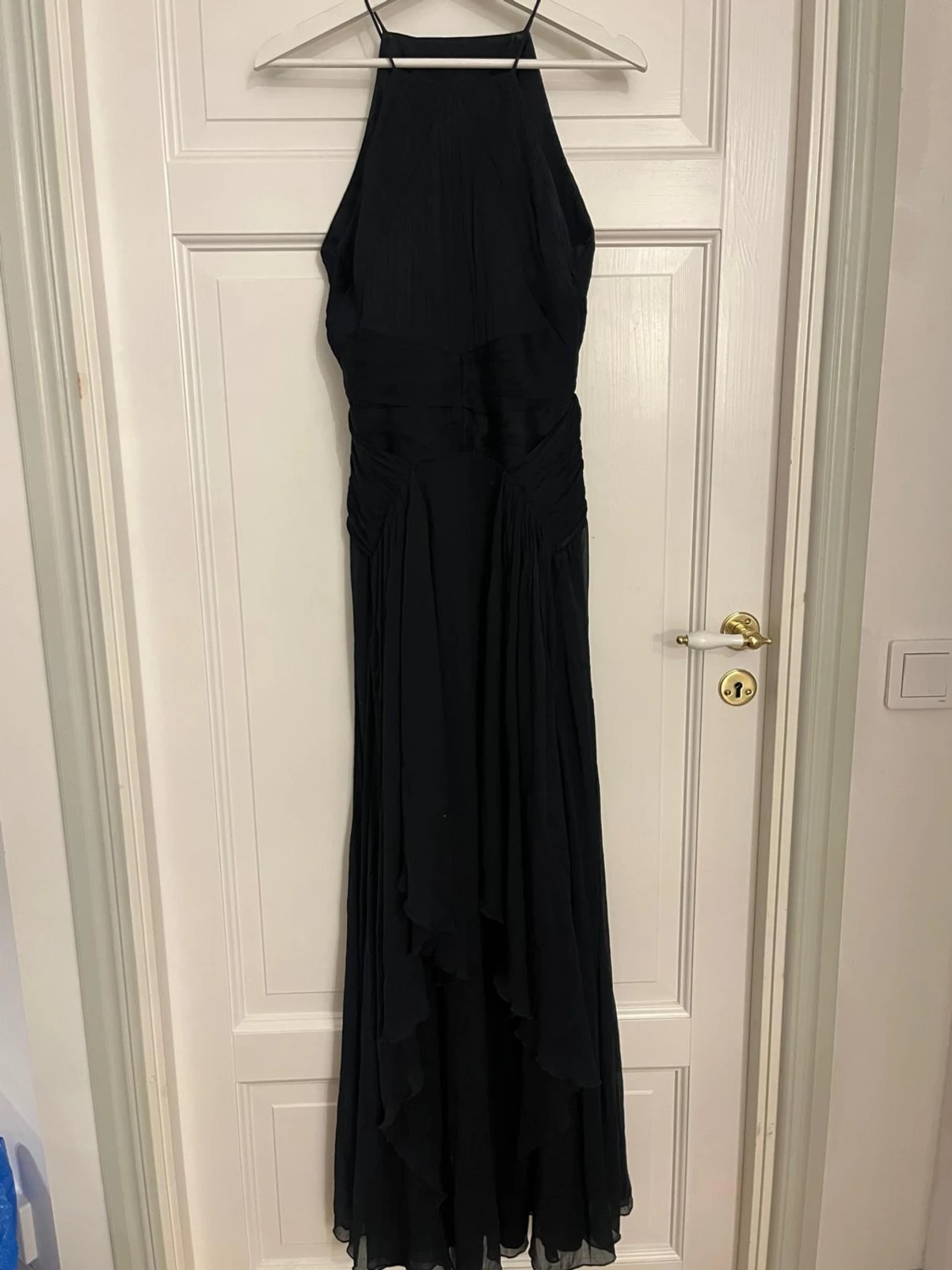 Svart långklänning fest med volanger från ASOS - 1