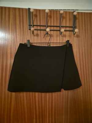 Kort kjol med inbyggda shorts - Kjol med shorts som även ser ut som en kjol bakifrån. Aldrig använd med lappen kvar‼️ Det är en L men passar mig som är M utan problem
