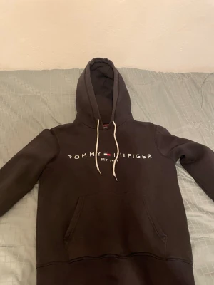 Svart Tommy hilfiger hoodie - En svart Tommy hilfiger hoodie i mycket bra skick.