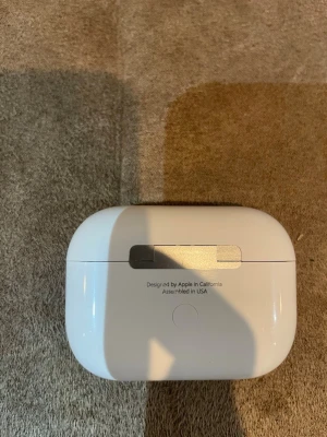 AirPods Pro - Apple AirPods Pro med trådlös laddningsetui, aktiv brusreducering och flera öronproppsstorlekar. Fint skick, komplett med originalförpackning och extra silikontoppar. Perfekt för musik, samtal och träning.