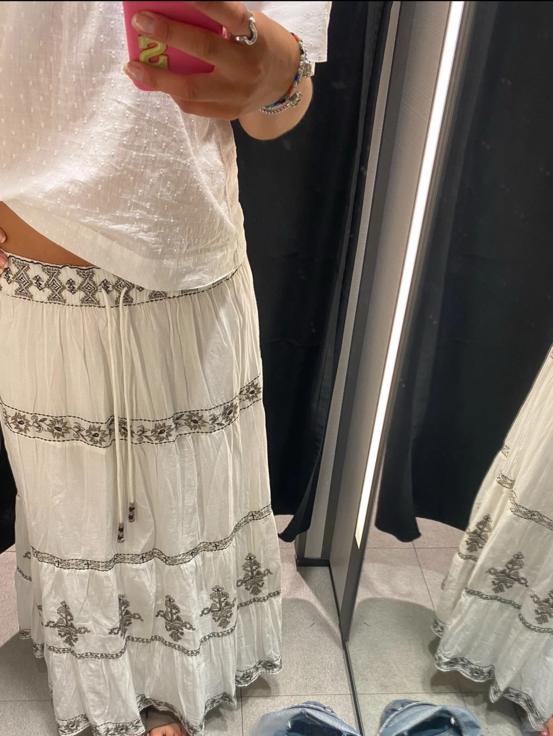 Vit långkjol med broderade detaljer