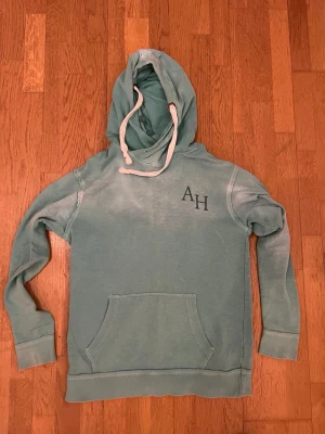 Adrian Hammond hoodie - strl.M - Ett litet hål på armen men syns knappt. 