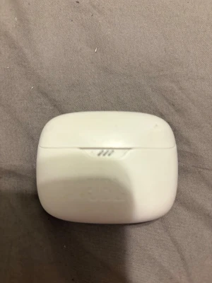 JBL Tune Beam - Har använt dessa några gånger men fick nya, sena ens själva hörluren kopplades inte till min lur så vet ej om den funkar eller ej