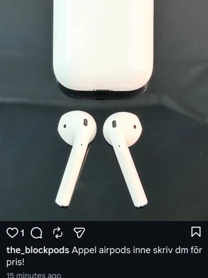 AirPods (2nd generation) - Snygga Apple AirPods med laddningsetui. Trådlösa hörlurar med enkel anslutning till iPhone och andra Apple-enheter. Produkten ser ut att vara i gott skick med endast mindre spår av användning. Perfekt för musik, samtal och träning.