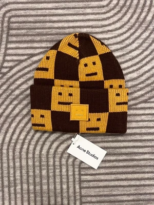 Acne studios mössa - Säljer schyssta acne studios mössa. Priset är ej hugget i sten och skriv vid frågor och funderingar!