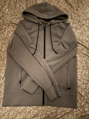Boss tröja - Väldigt bra skick använt den 1 gång så den har inga skador helt ny 