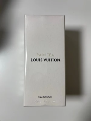 LV Rain Tea  - Oanvänd och Högkvalitativ doft som även används för mig själv. Kvaliten är testad och visar sig vara extremt lik.  En del av China exclusive serien. Skriv gärna ett meddelande innan köp.