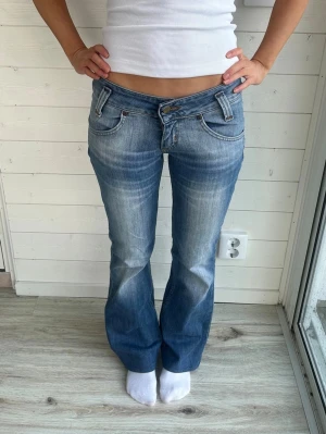 Lee jeans  - Lågmidjade lee jeans i storlek XS. Midja rakt över: 36 cm inneben: 77 cm