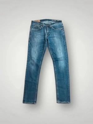 Dondup George - Säljer ett par klassiska blå skinny jeans från George. Jeansen har en smal passform, fem fickor och snygga slitningar framtill. De är tillverkade i ett mjukt jeansmaterial och har normal midja. Perfekta till vardagslooken!