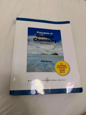 Principles of General Chemistry (Third Edition) - Utforska grunderna i kemi med denna internationella studentutgåva! Perfekt för dig som pluggar naturvetenskap och vill förstå kemins principer på djupet. Boken är på engelska och passar både gymnasieelever och universitetsstudenter.