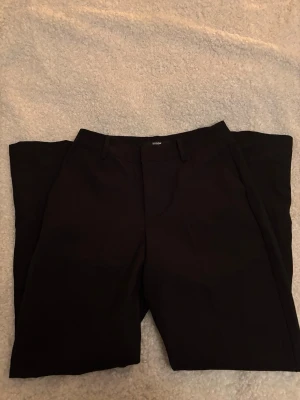 Svarta kostymbyxor från Bik Bok - Snygga svarta kostymbyxor från Bik Bok i modellen Vilma petit. Byxorna är i ett jätte bra sick då jag aldrig användt dom på grund av att de inte passar mig storleksmässigt. 