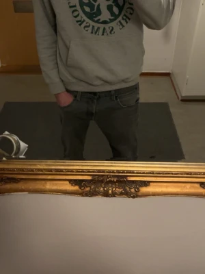 Levi's 501 mörkgrå jeans - Inga problem med dessa jeans:) 32/32 och sitter straight och inte fast.😇 