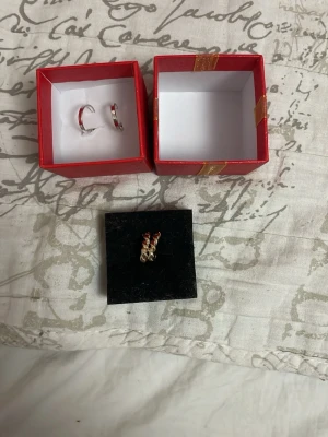  Örhängen -  Örhängena som ligger i den röda boxen är i silver och de som är i den svarta är guldörhängen från ur och penn aldrig använda för att det är inte min stil