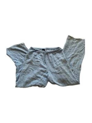 Ljusblå linnebyxor  - ljusblåa linnebyxor från Gina Tricot, passar till mycket men har tyvärr ett hål. det syns inte mycket och är rätt lätt att sy ihop. jag säljer det pgv att jag inte använder de💞