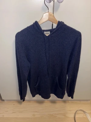 John Henric Kashmir hoodie  - Bra skick förutom att de släppt lite vid framsida luva se bild 2 annars bra skick 