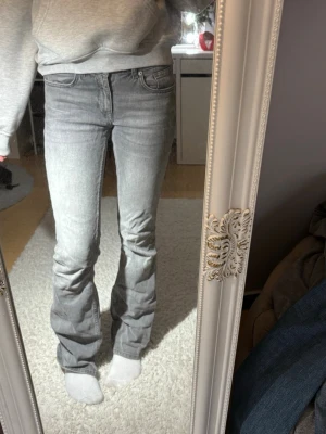 Grå bootcut jeans från 157 XS - Säljer ett par gråa bootcut jeans från Lager 157 i storlek XS. Modellen är low boot, låg midja och full längd. Materialet är jeans med en mjuk känsla och snygg tvättad grå färg.