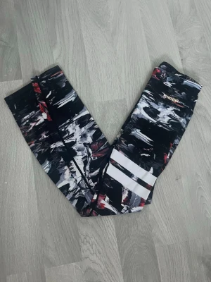 Stronger tights  - Säljer ett par träningsbyxor från stronger och är i fint skick. 