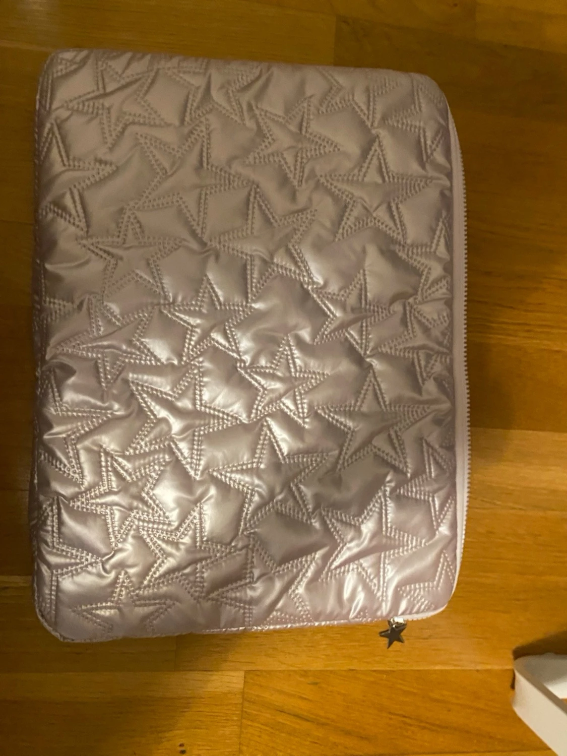 Silvrig quiltad datorväska med stjärnor - 1