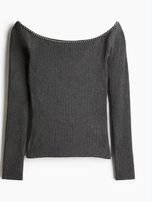 Mörkgrå ribbad offshoulder topp H&M - Säljer en mörkgrå ribbad offshoulder topp med långa ärmar från H&M. Toppen har små silverfärgade pärlor längs urringningen och är figurnära i modellen. I storlek S, aldrig använd❤️