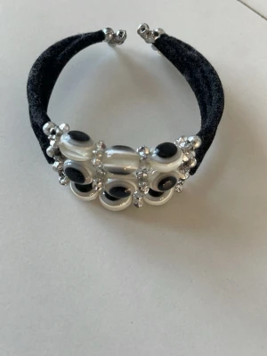 Armband - Unikt armband unisex i en storlek. Snyggt och med attityd sticker du ut på ett självsäkert men stilrent sätt. Passa på, armbandet ingen annan var!